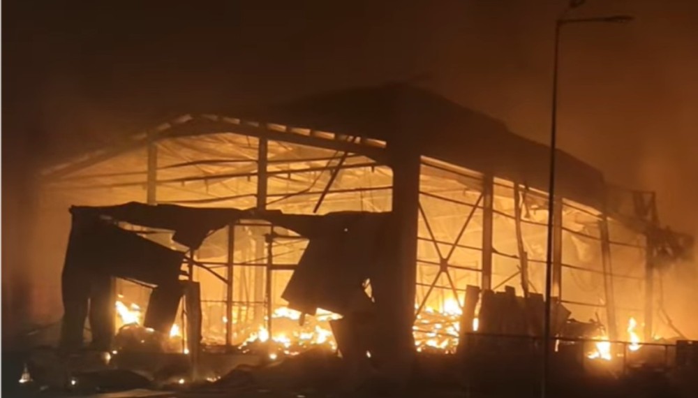 Ima mrtvih! Vatra “guta” poznatu fabriku u Grčkoj VIDEO