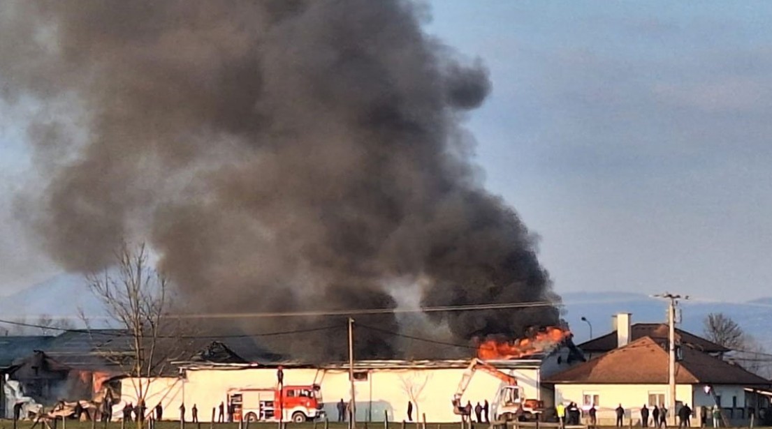 Izbio požar u halama: Gori fabrika kiselog kupusa
