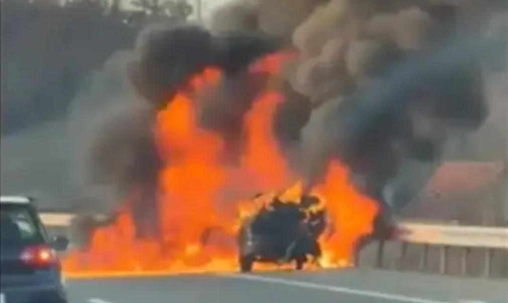 Zapalio se automobil na auto-putu: Vatra se proširila na obje trake