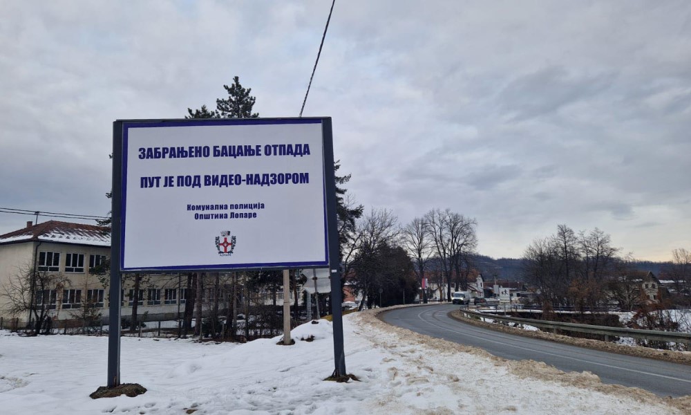 Narod još baca smeće gdje stigne: U Priboju postavljen bilbord upozorenja, a tu su i kamere