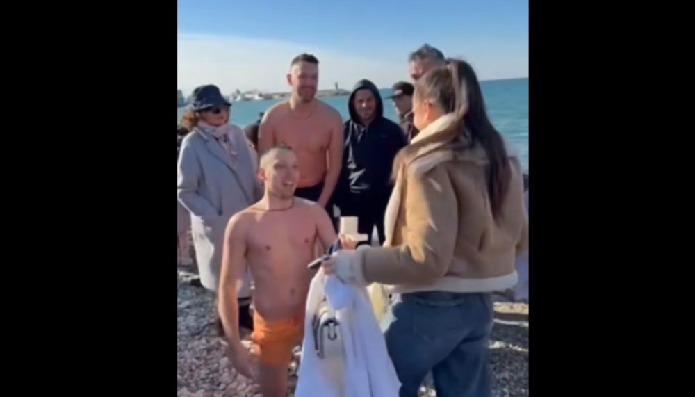 Dan za pamćenje: Policajac zaprosio djevojku poslije plivanja za Časni krst VIDEO