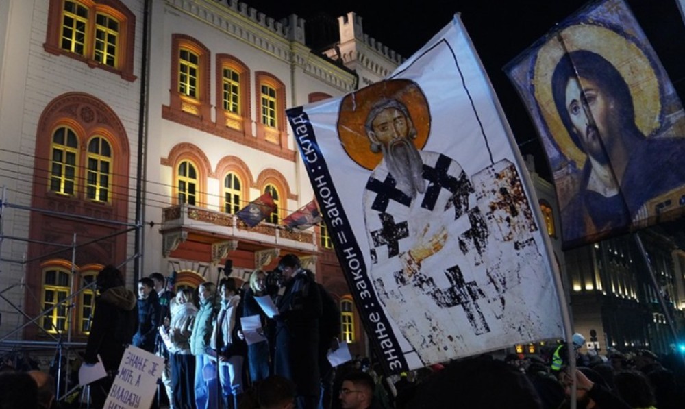 Počeo protest u Beogradu: Studenti nose zastave i ikone svetog Save VIDEO