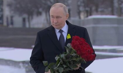 Buket crvenih ruža: Putin položio cvijeće na grob svog brata