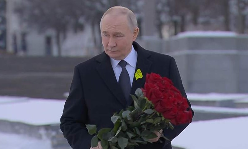 Buket crvenih ruža: Putin položio cvijeće na grob svog brata