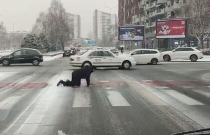 Neobična situacija: Puzao preko pješačkog prelaza zbog snijega VIDEO