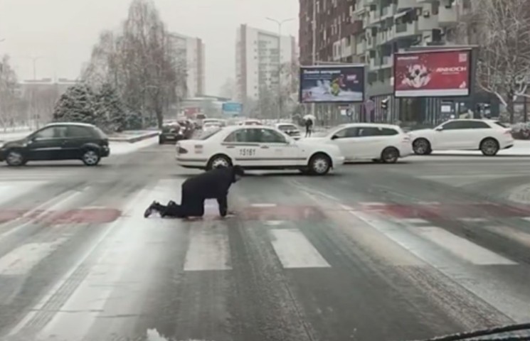 Neobična situacija: Puzao preko pješačkog prelaza zbog snijega VIDEO