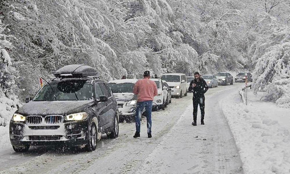 Putnička vozila ne mrdaju: Kamioni napravili zastoj preko Romanije FOTO