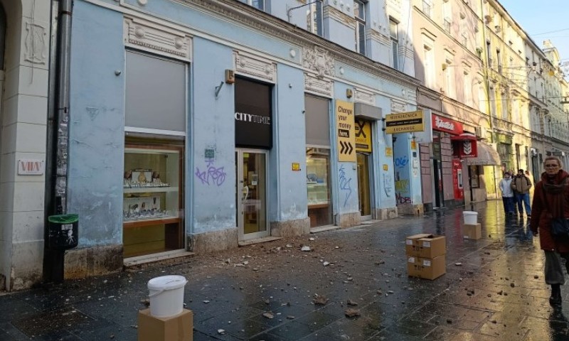 Srećom izbjegnuta tragedija: Obrušila se fasada u centru Sarajeva