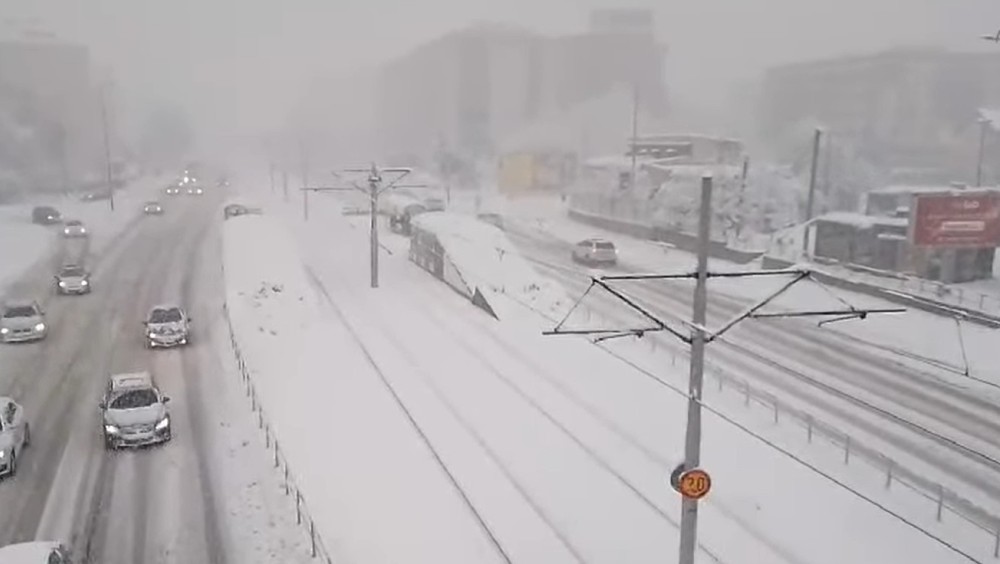 Skijališta zatvorena: Sarajevo od ranih jutarnjih sati zavejano snijegom VIDEO