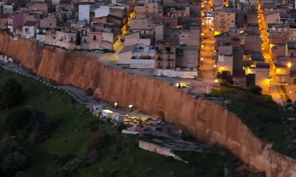 Evakuacija na Siciliji: Oluja u Italiji izazvala klizišta i poplave FOTO