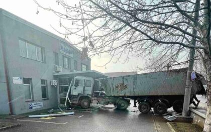 Uzrok nesreće klizav kolovoz: Šleper se “zakucao” u zgradu preduzeća