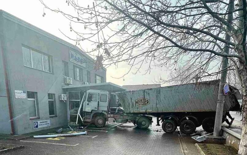 Uzrok nesreće klizav kolovoz: Šleper se “zakucao” u zgradu preduzeća