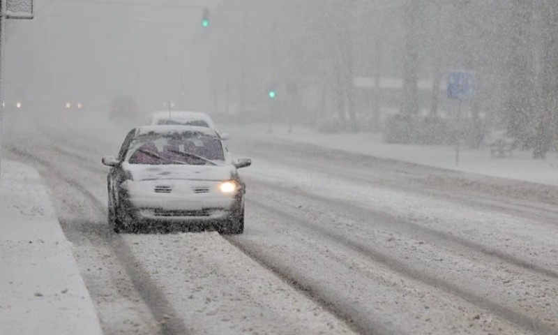 Haos zbog snijega u BiH: Kod Zenice lančani sudar, u Maglaju palo drvo