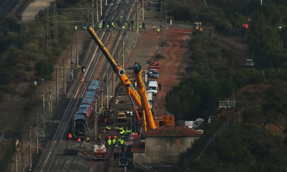 Voz udario u dizalicu: Nastavljena serija željeničkih nesreća u Španiji VIDEO