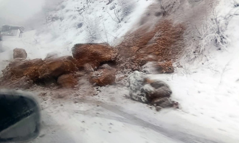 Stijena se obrušila na kolovoz: Usporen saobraćaj na magistralnom putu Pale-Sarajevo