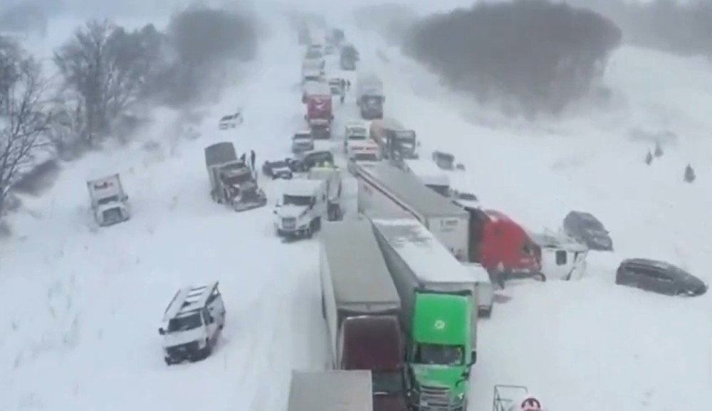 Haos zbog snijega! U sudaru učestvovalo 100 automobila i kamiona VIDEO