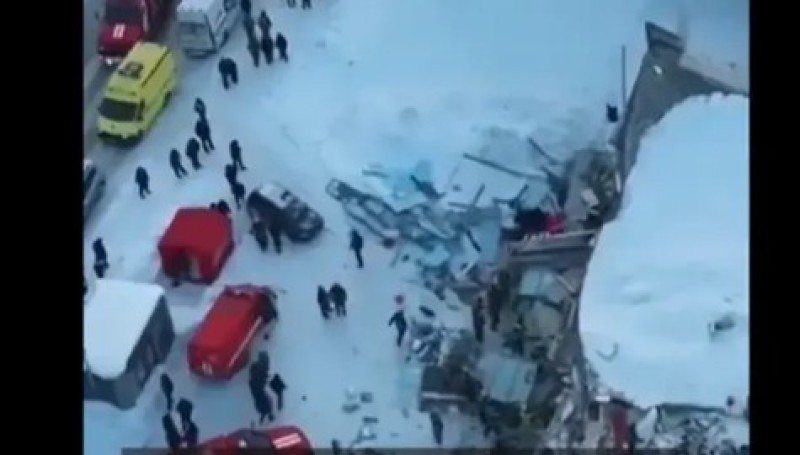 Srušio se krov tržnog centra: Ljudi zatrpani ispod ruševina, ima mrtvih VIDEO