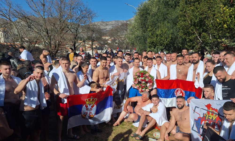 Bogojavljenje u Trebinju: Za Časni krst plivalo 200 učesnika, a prvi stigao Andrej Lučić FOTO