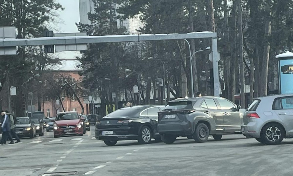 Sudarila se dva vozila: Udes na prometnoj raskrsnici u Banjaluci