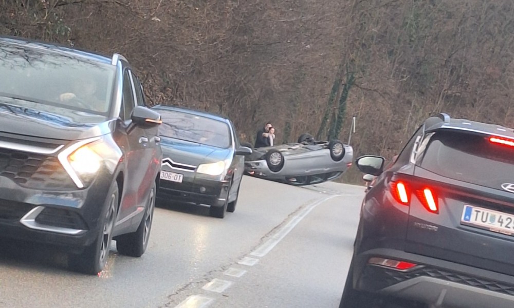 Udes kod Banjaluke: Automobil završio na krovu