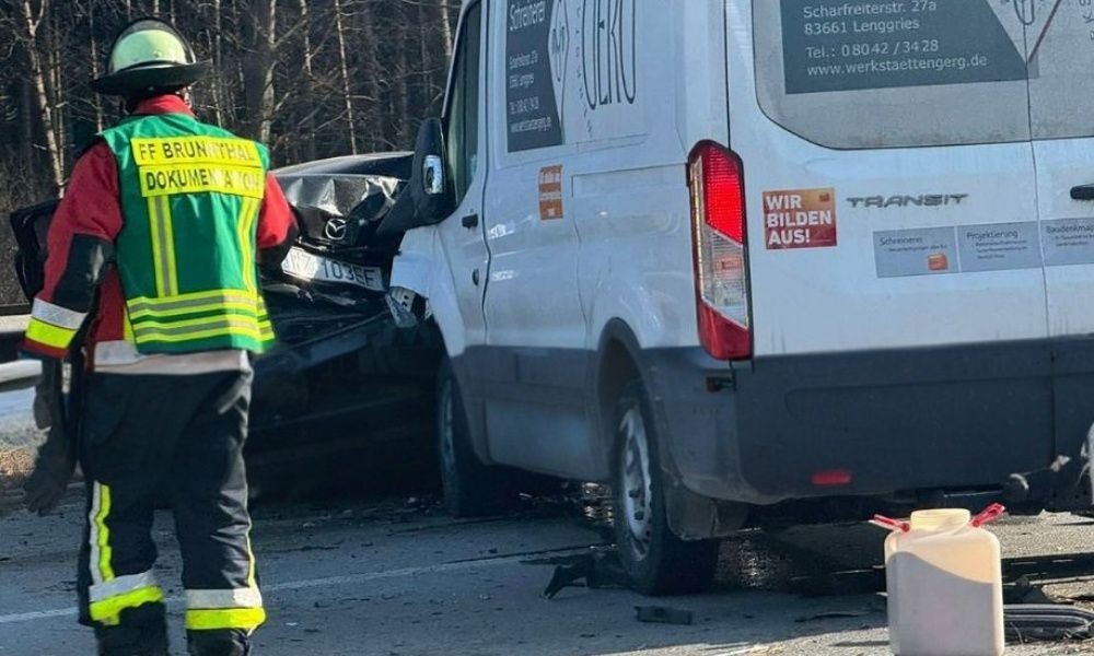 Jezive scene na auto-putu: Od siline udara automobil smrskan kao konzerva
