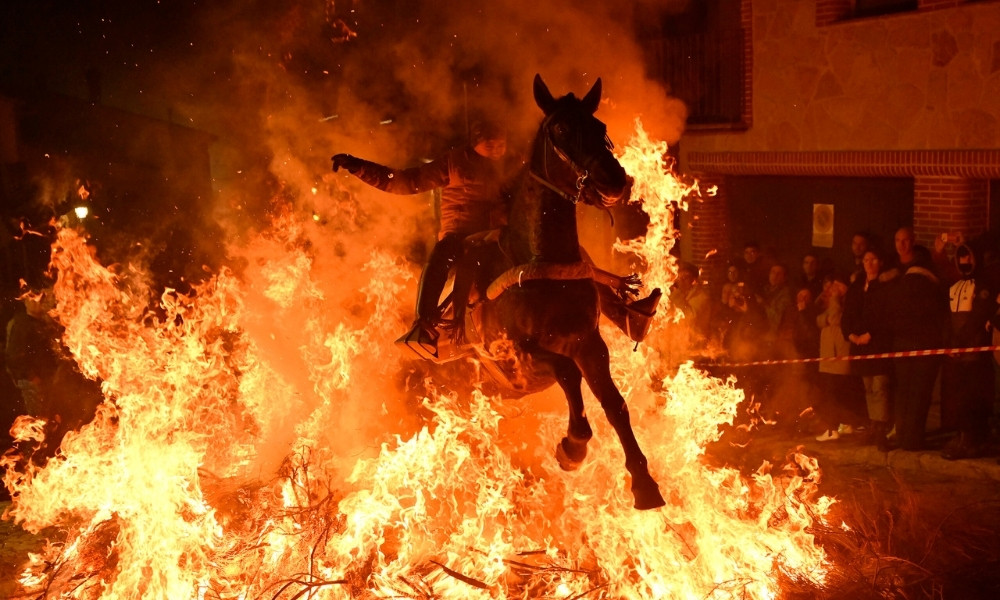 Vjekovna tradicija u plamenu: Festival Las Luminarias okupio hiljade ljudi FOTO