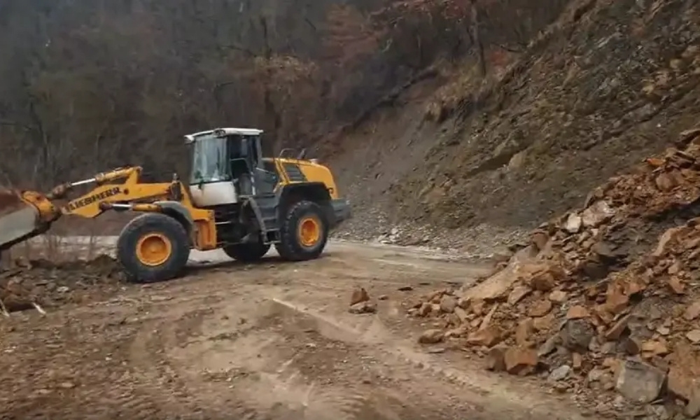 Odron na regionalnom putu: Putevi RS intervenišu na dionici M8 VIDEO
