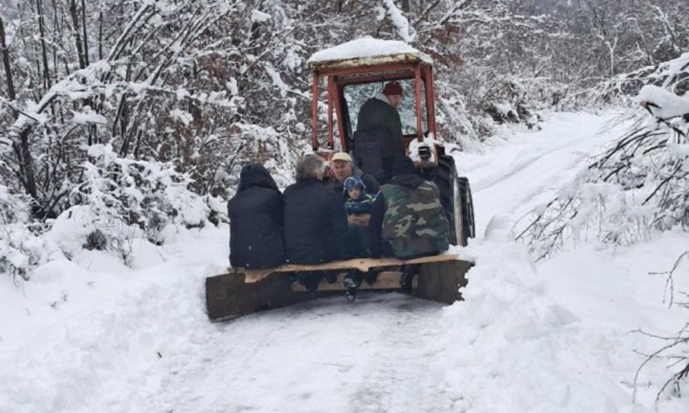 Snijeg i oborena stabla usporavaju kretanje: Ovako trenutno funkcioniše saobraćaj u Foči FOTO