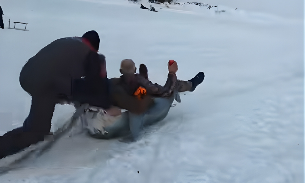 Mašta bez granica na snijegu: Spust u kadi nasmijao društvene mreže VIDEO