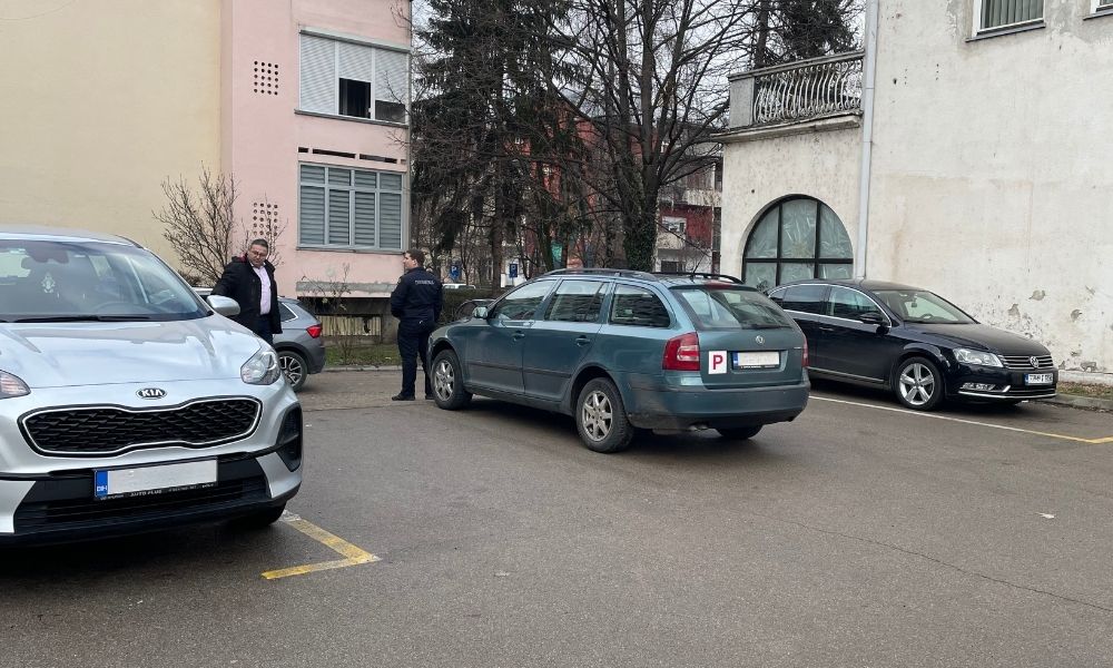 Parkiraš gdje ti padne na pamet, ostali neka čekaju: Tako je to u centru Banjaluke