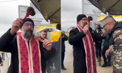 Braćo, da vam krene na bolje! Sveta vodica prošla kroz blokadu kamiondžija VIDEO