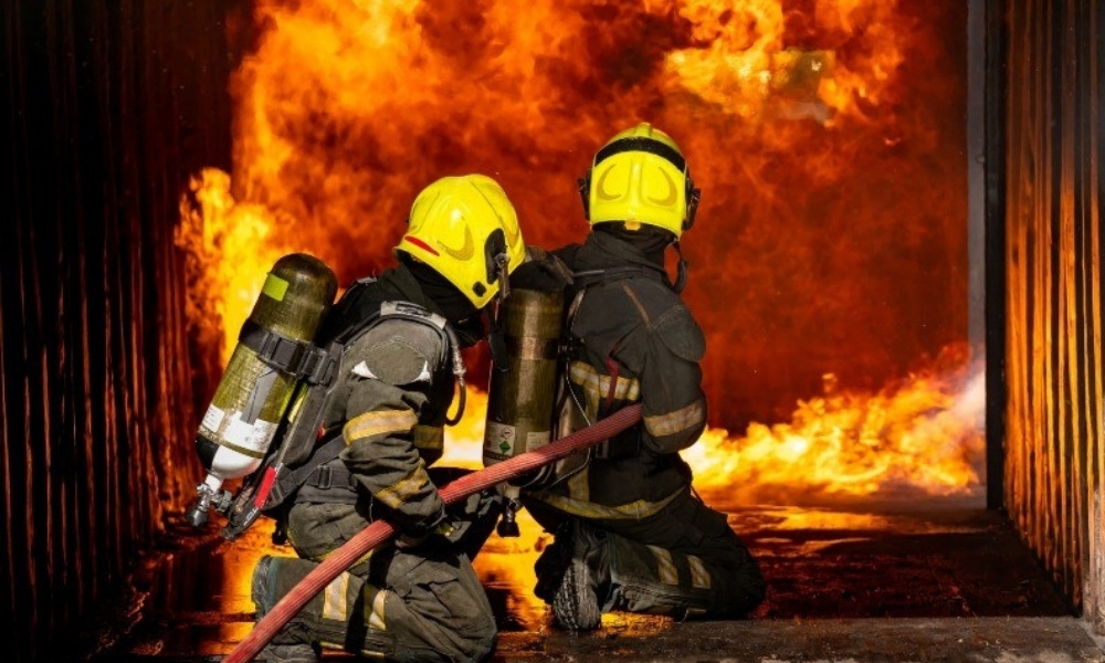 Gust dim i zapaljive materije u objektu: Oko 60 vatrogasaca gasi veliki požar