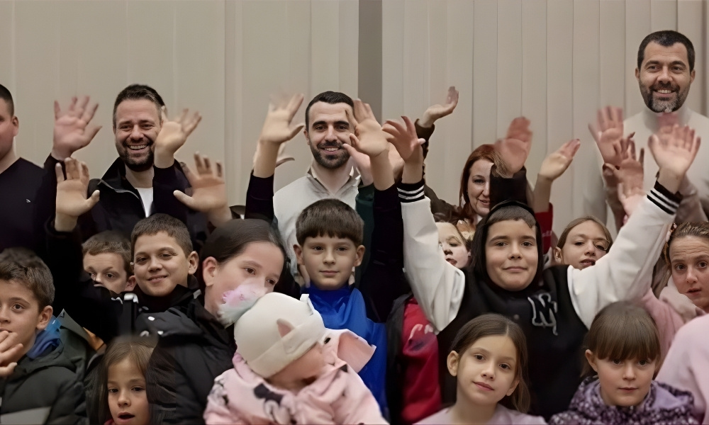 Mališani obradovani stotinama paketića: Rukovodstvo SNSD-a darivalo u ove četiri opštine VIDEO