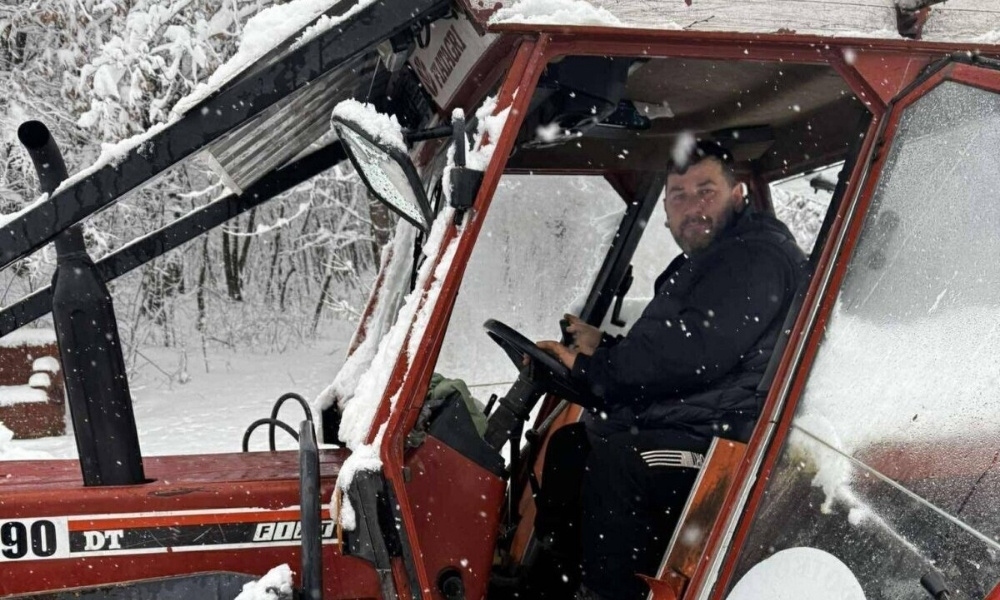 Kada su zimske službe zakazale: Jedan domaćin i dva traktora držali puteve prohodnim