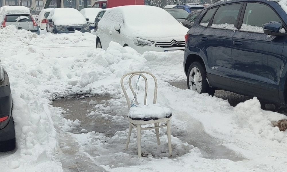 Ko čisti, taj parkira: Građani se spore oko „rezervisanih“ mjesta u snijegu
