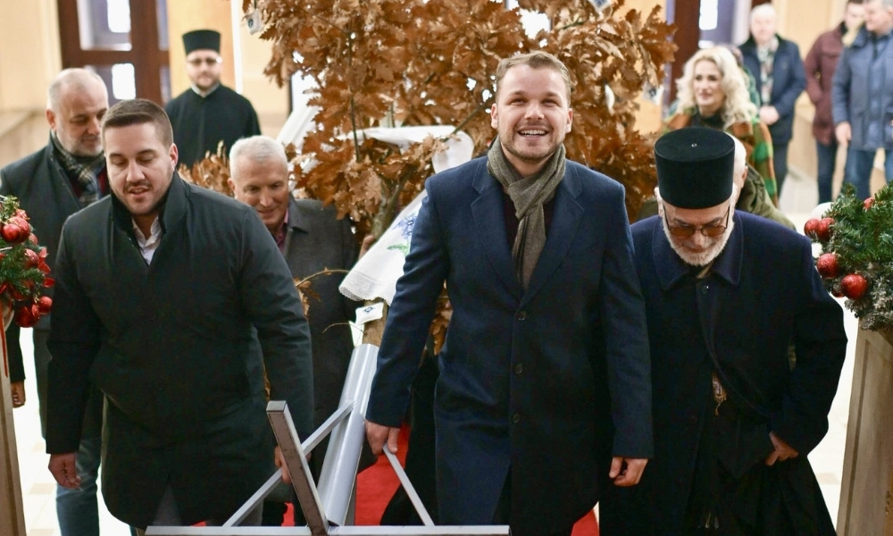 Badnji dan u Gradskoj upravi: Stanivuković i Drinić unijeli badnjak FOTO