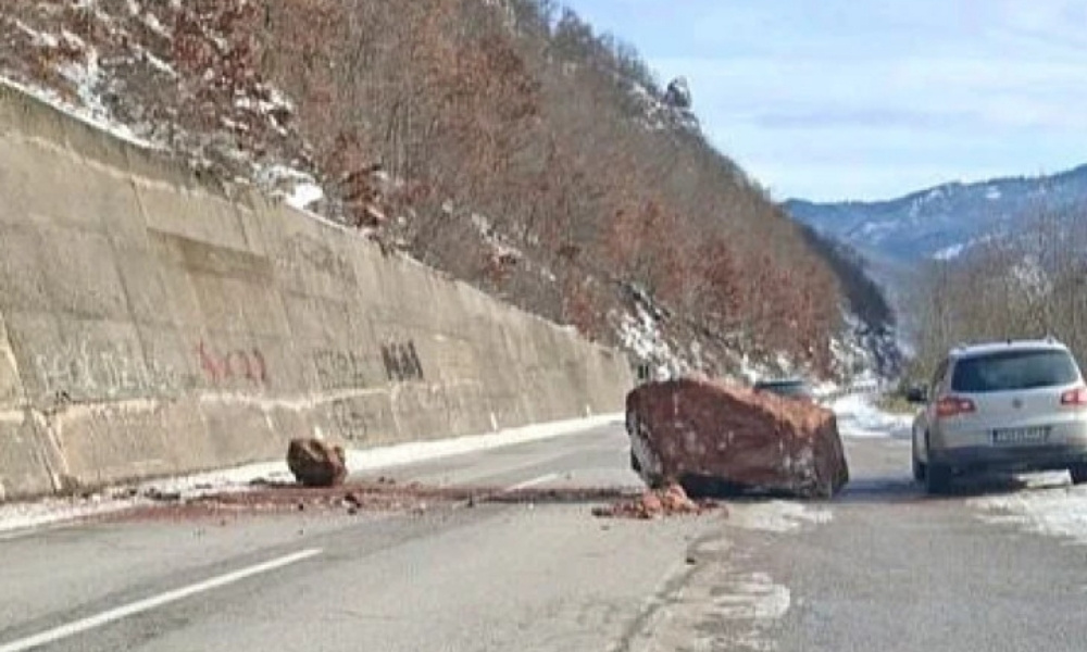 Vozačima upućen apel: Odron povećao rizik na magistrali