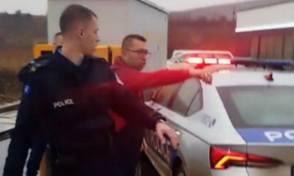 Incident na Badnji dan: Srbi zadržani zbog majica sa vjerskim porukama