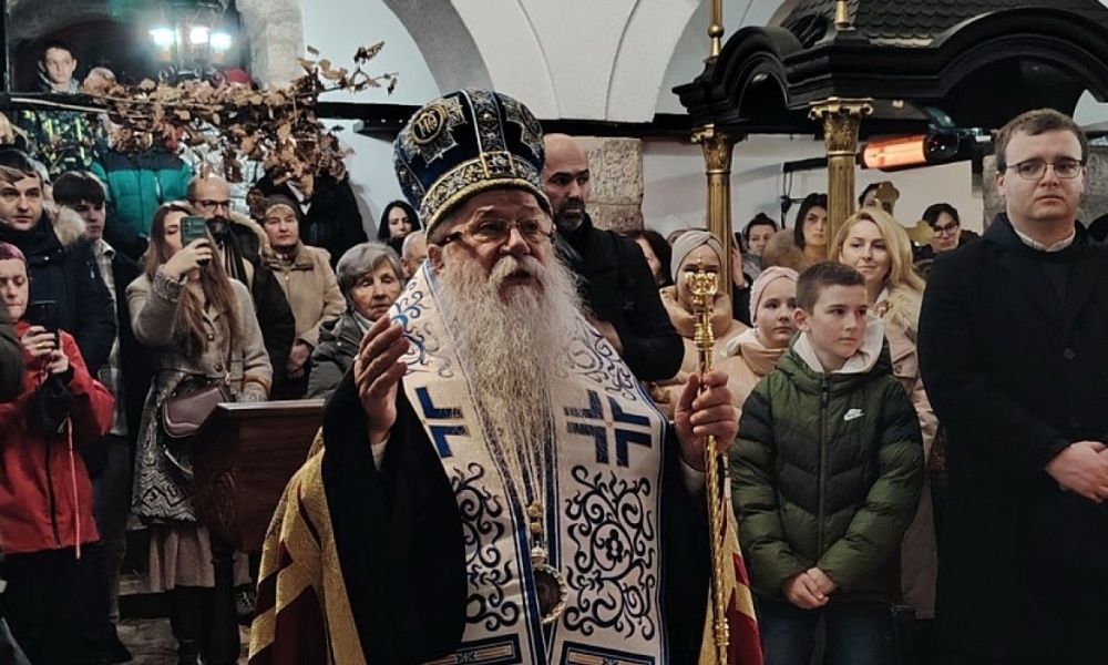 Vjernici se okupili u Sarajevu: Mitropolit Hrizostom predvodio bogosluženje na Badnje veče