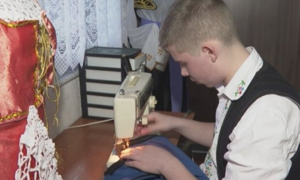 Sa 14 godina čuva tradiciju: Kristijan iz Brezičana sam izrađuje narodne nošnje VIDEO