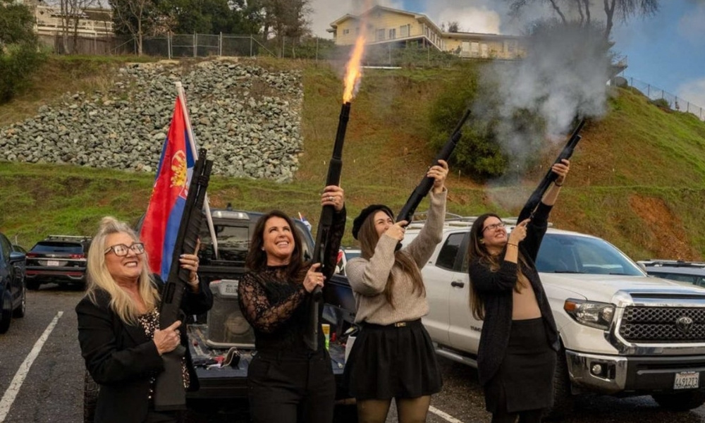 Pucnjava koja odjekuje: Kako jedan grad u Kaliforniji slavi Božić VIDEO