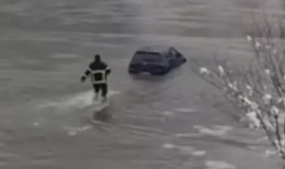 Stigle pohvale: Ovako je vatrogasac Rade izvukao zaglavljeni automobil VIDEO