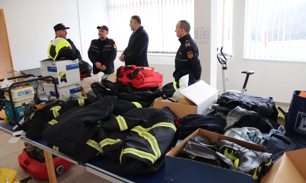 Vrijednosti 30.000 KM: Vatrogasci iz Hrvatske donirali opremu kolegama iz Dervente FOTO