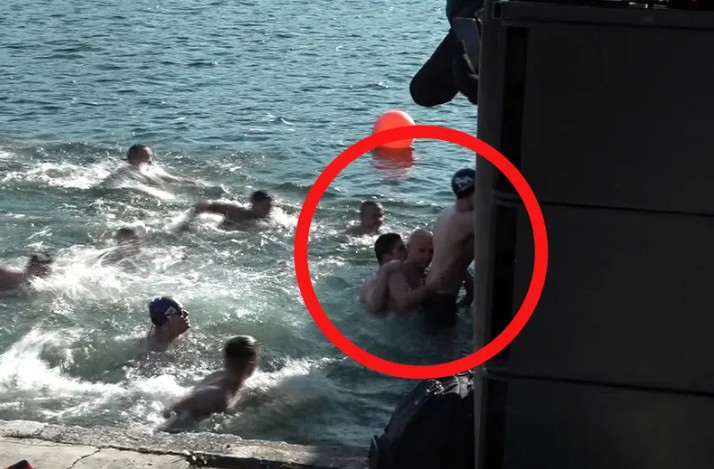 Frka na plivanju za Časni krst: Svi gledali nemilu scenu, došlo do guranja i otimanja u finišu VIDEO