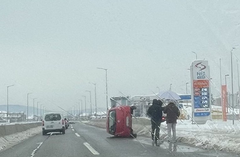 Nesreća u Banjaluci: Prevrnulo se auto