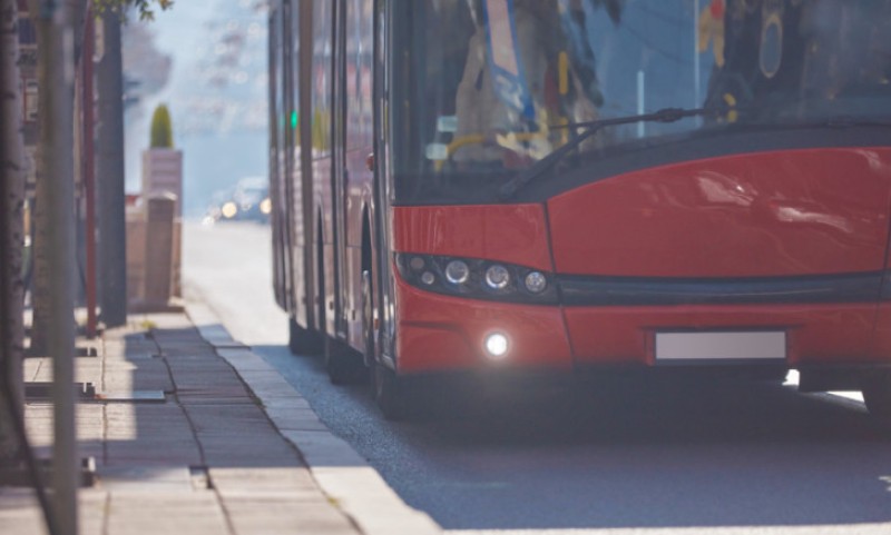 Žena pala pod autobus na stajalištu: Vozilo joj prešlo preko noge – teško povrijeđena