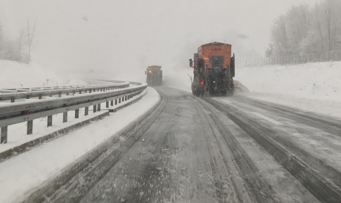 Snježni haos paralizovao puteve u BiH: Zatvorene dionice, zabrane za teretnjake i duga čekanja na granicama