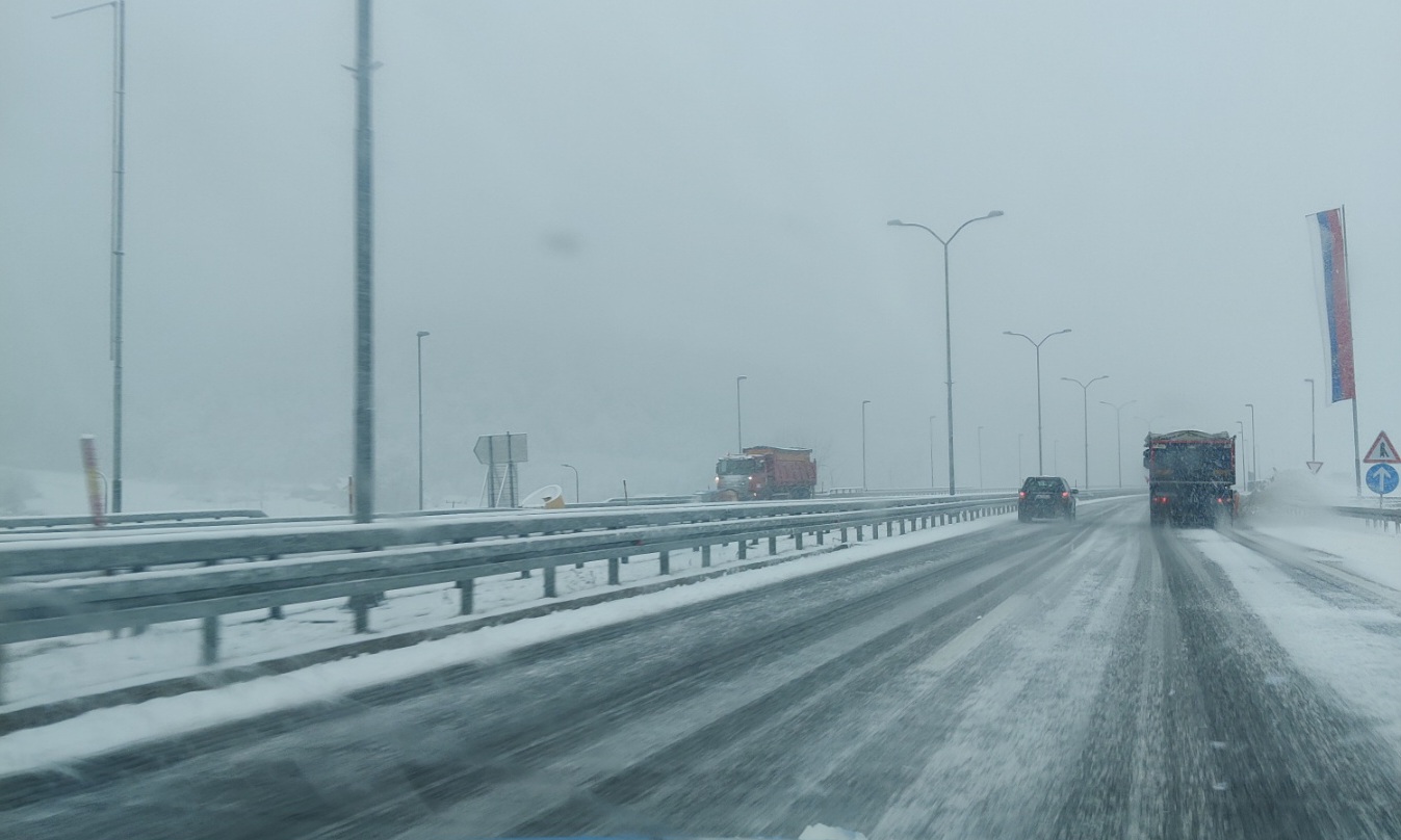 Otežan saobraćaj na auto-putu 9. januar: Snijeg prebrzo pada, službe na terenu FOTO/VIDEO