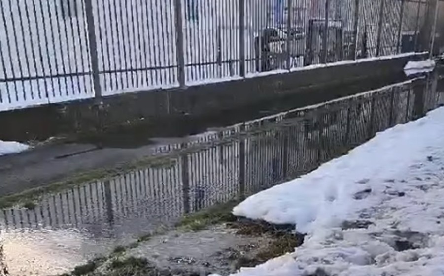 Pukla cijev: Ulica u Banjaluci pod vodom – građanima se savjetuje oprez VIDEO