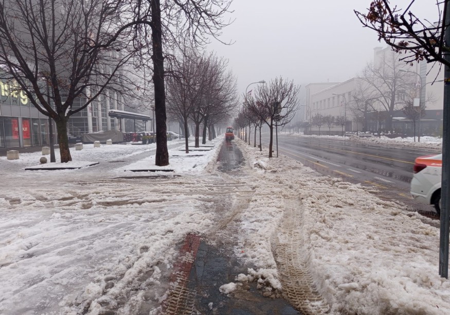 Snijeg, led, bljuzgavica! Centar Banjaluke kao improvizovani poligon za klizanje FOTO